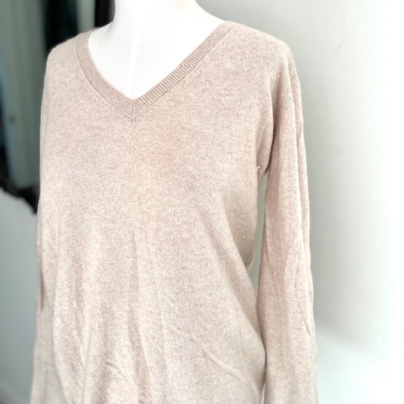 Banana Republic | 'Filpucci' Fine Italian Yarn Cream V-Neck Sweater - Picture 6 of 8
